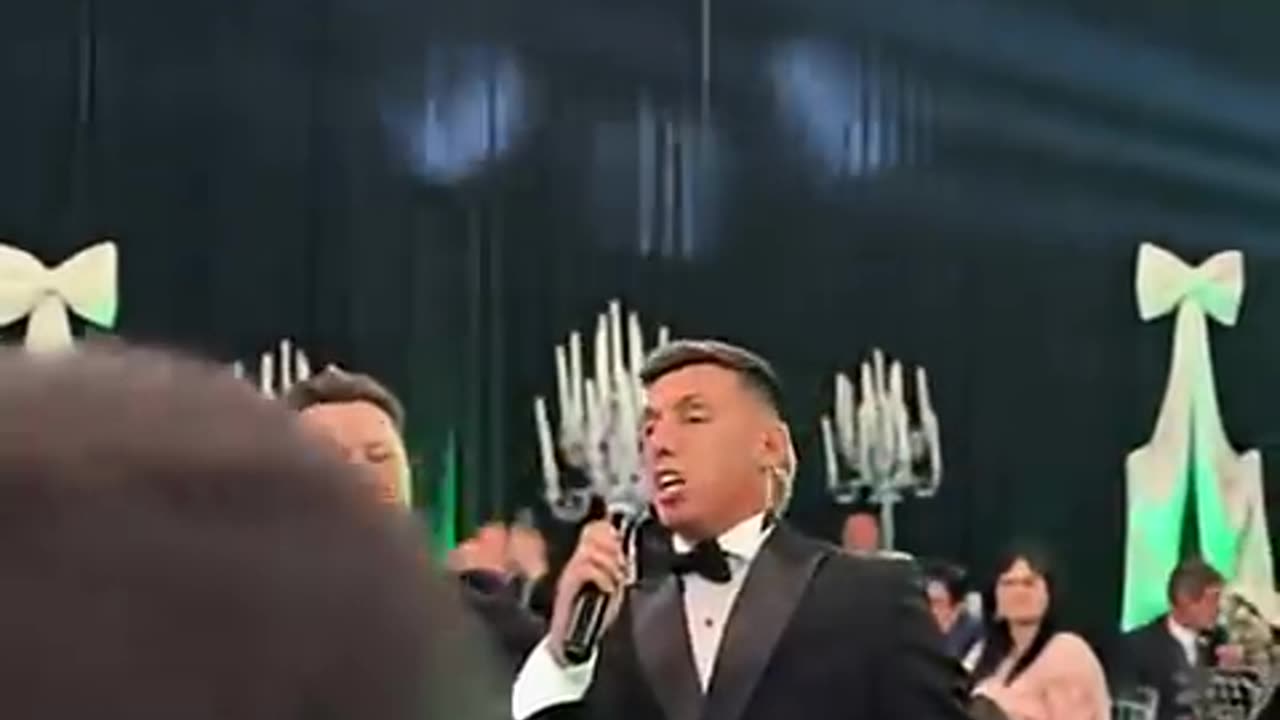 Uzuni e djeg në dasmë, mbulon nusen me dollarë