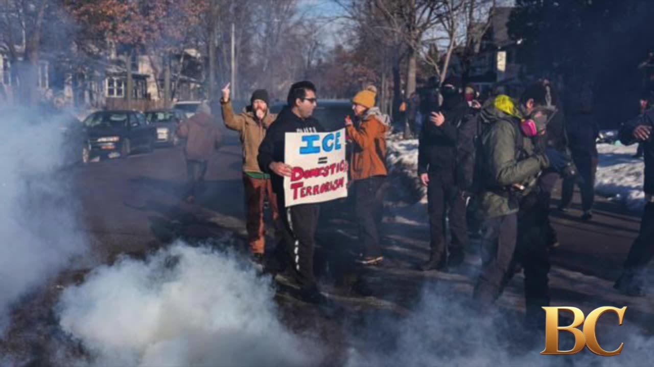 Minnesota protesters, agents repeatedly square off while prosecutors quit after Renee Good’s death