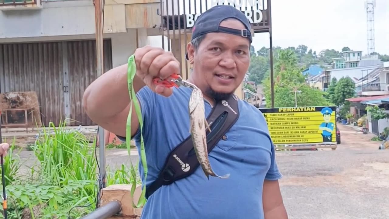 Memancing Di Pinggir Kali Ala batam