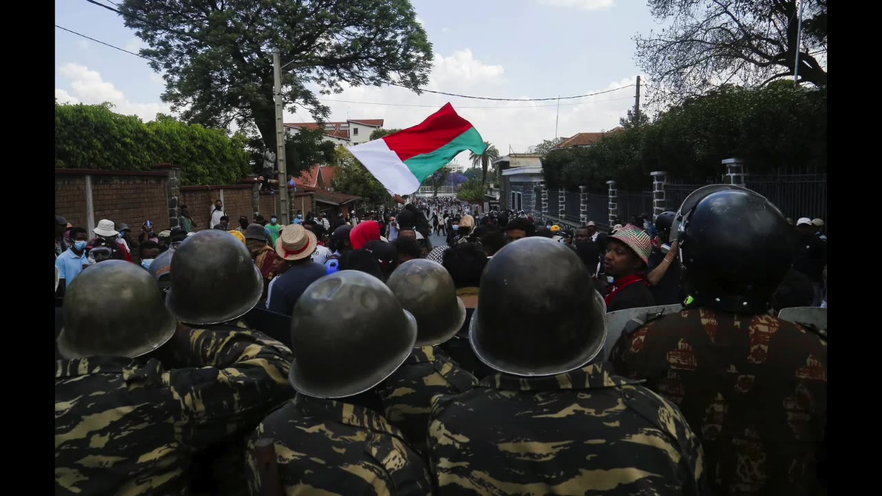 MADAGASCAR : PART OF THE ARMY JOINS THE PEOPLE. IVORIAN SOLDIERS, FOLLOW THE MALAGASY EXAMPLE !
