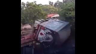 Camión se desploma tras colapso de puente de madera en Brasil