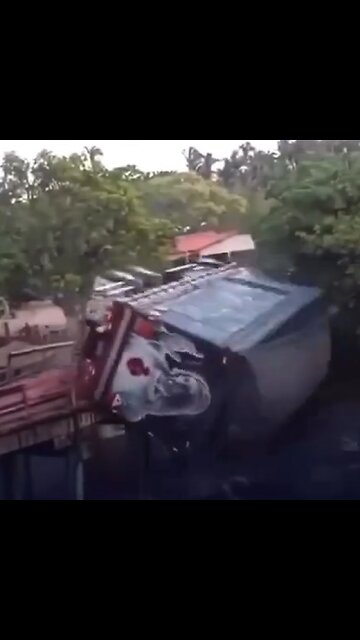 Camión se desploma tras colapso de puente de madera en Brasil