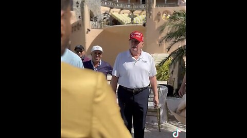 TRUMP❤️🇺🇸🥇🪽CHECKS OUT FANCY CAR🤍🇺🇸🏅🪽🏎️WITH MAGA PLATES⛳️💙🇺🇸🏅🪽⛳️🏌️🏰⭐️