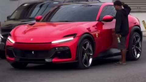 VIDEO: La Fruta en su Ferrari Ayudando