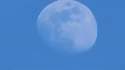 Samolot tylko śmignął obok księżyca. Wdłg. Wikipedii leciał 6,2 mln km/h i miał 420 km długości.