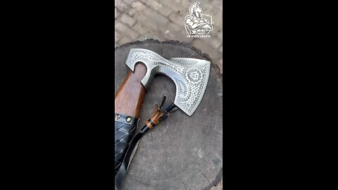 “Double-Headed Axe with Viking Runes – A Masterpiece of History!”