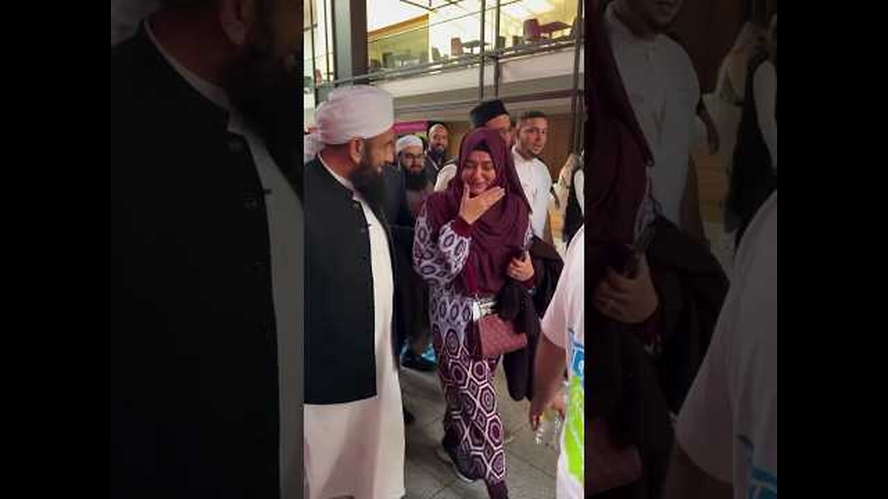 Girl Become Emotional After Seeing Maulana Tariq Jameel Sahab #shorts #trending #rumbleshorts #new