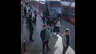 Joven con audífonos a punto de ser arrollada por un tranvía