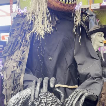 7 ft. Gruesome Grounds Animated LED Guardian of the Gourds H16 🎃 👻