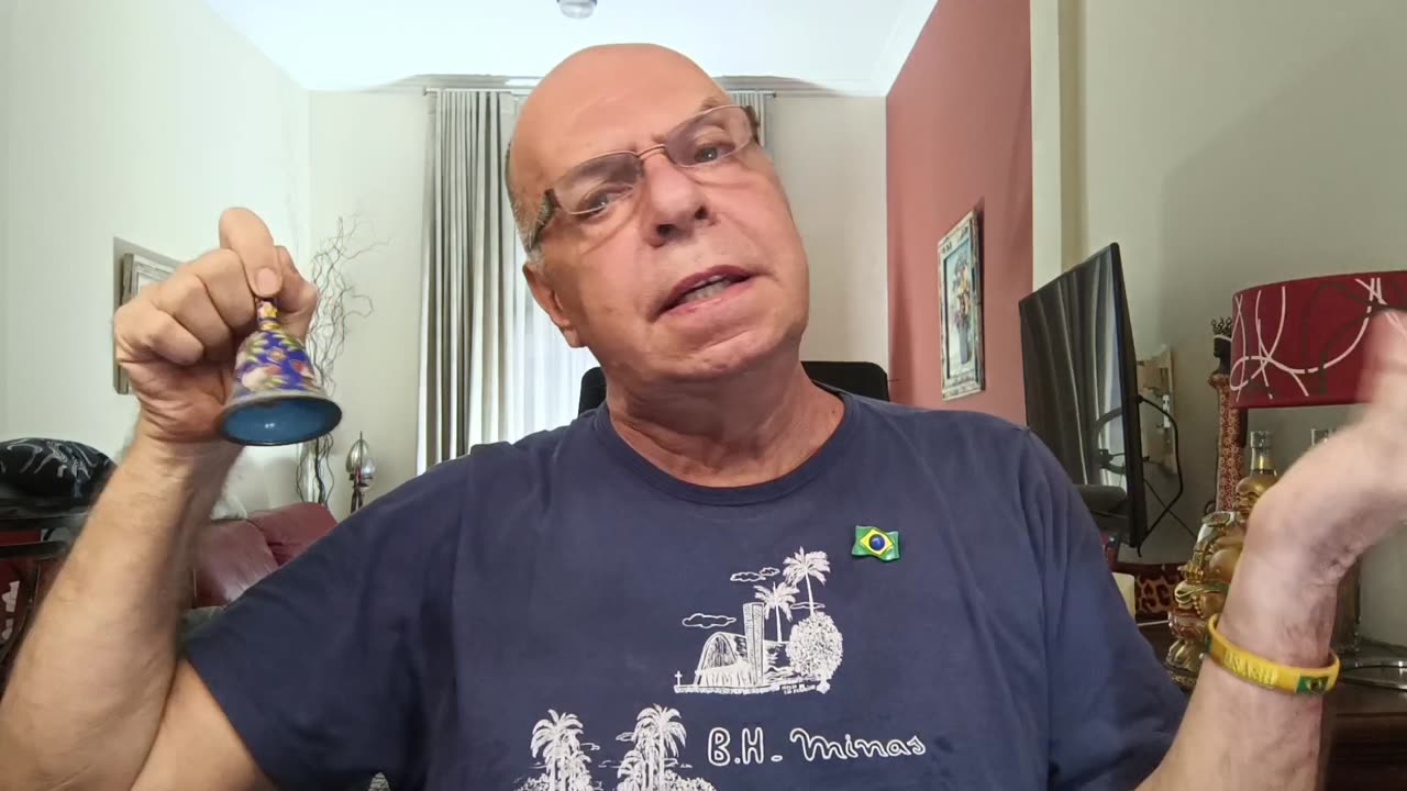 Trump, ajuda aí que o YouTube está sacaneando o canal!