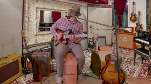 Santa's On The Run!🎅 Santa Tracker and One Man Band Christmas Carols 🎉