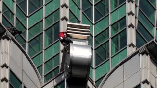 US climber scales Taiwan's tallest building with no ropes