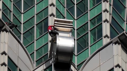 US climber scales Taiwan's tallest building with no ropes