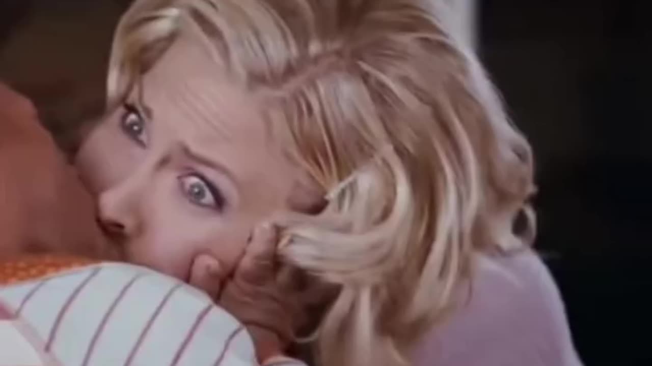 Le causó un org4smo solo con un beso 🤣 | Elizabeth Aragón