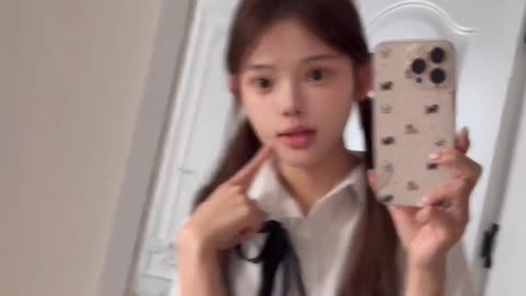 Elegant Off-white Cropped Tee Vibrant Photo Pose | Daily Beauty EP 779
