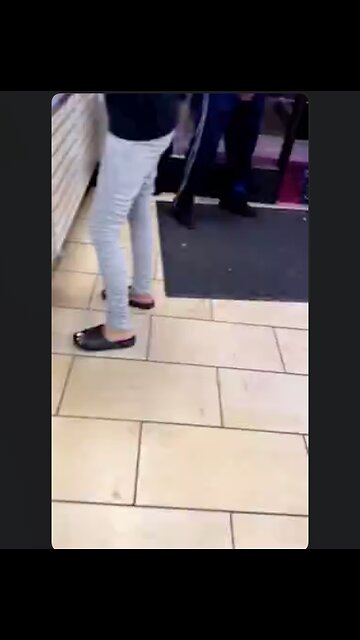 Crackhead season is upon us - 7-11 workers evict rowdy customer. He got "paddled"