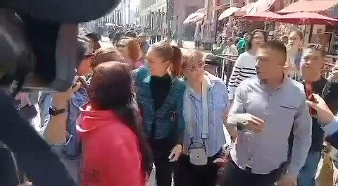 Man tries to kiss, touch Mexico President Claudia Sheinbaum during public greeting.