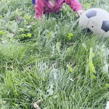 Tiny feet, big energy! Baby Kayla is having fun playing soccer outside 🌞⚽