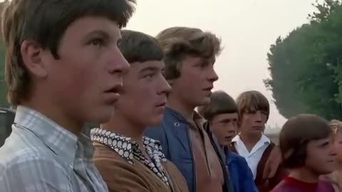 Lanzmann wyśmiany przez dzieci： ＂To kapitalista!＂. Treblinka, 1979 rok