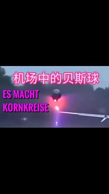 Eine Kobalt Blaue UFO Orb Sphäre nähert sich einem FLughafen und sondert Plasmastrahlen ab