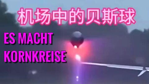 Eine Kobalt Blaue UFO Orb Sphäre nähert sich einem FLughafen und sondert Plasmastrahlen ab