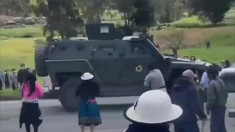 La caravana del presidente Noboa atacada en Ecuador