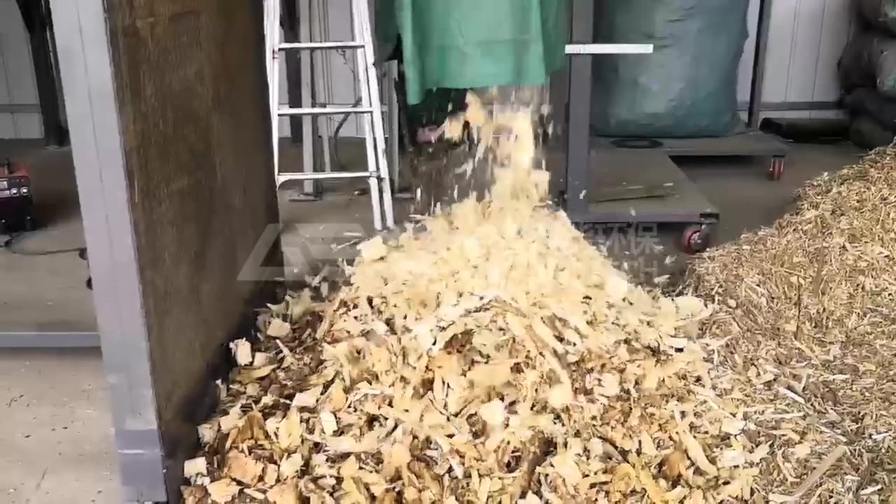 Dual-Shaft Shredder for Tree Trunks & Roots!