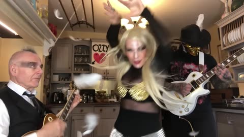 20210530 Toyah & Robert's Sunday Lunch - Paranoid [_66sKpLpBQQ]