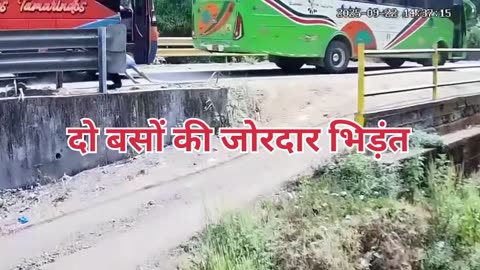🚌💥 Head-On Collision Between 2 Buses — Driver Saves Lives at the Last Moment!