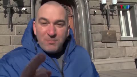 "Възрожденци" блъскат журналисти и им крадат микрофоните