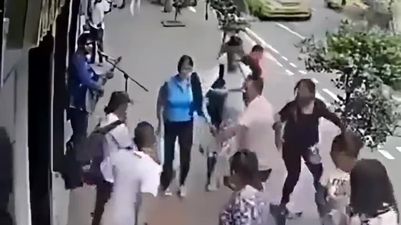 equador man stabs women with syringe