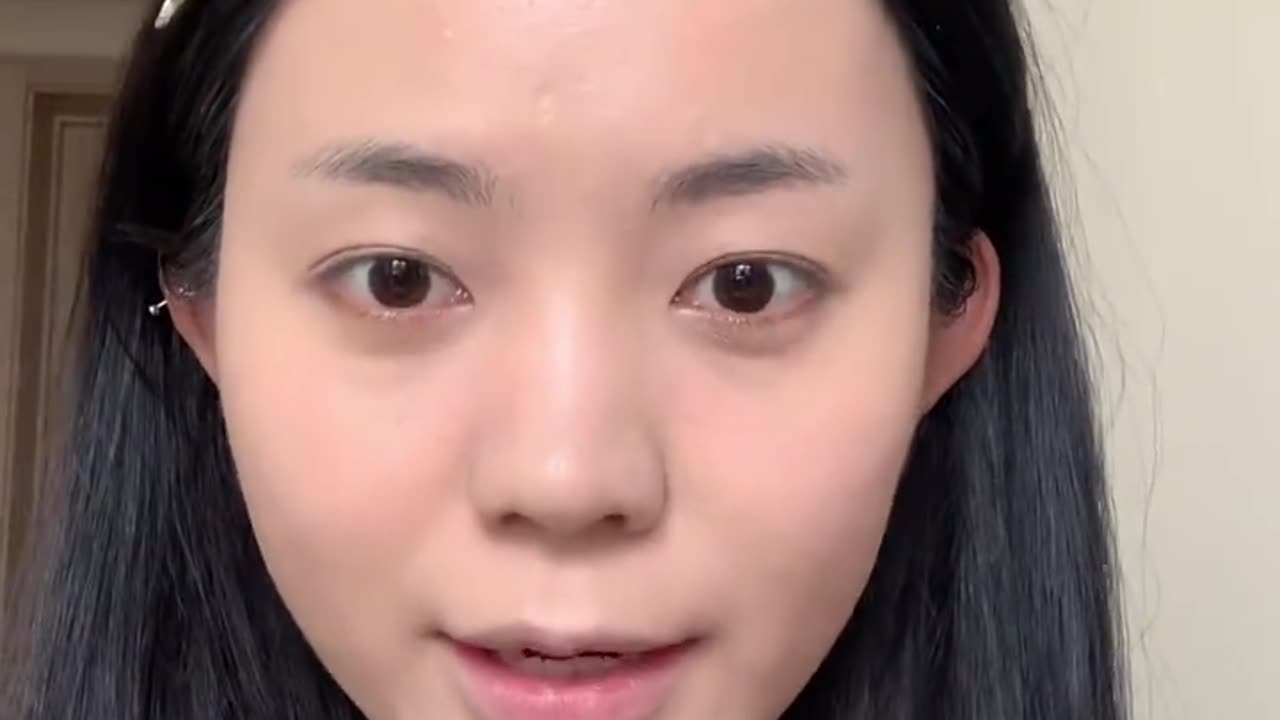 "Asian Girl's Easy Makeup Routine: Smooth, Non-Greasy Finish for a Radiant Look"