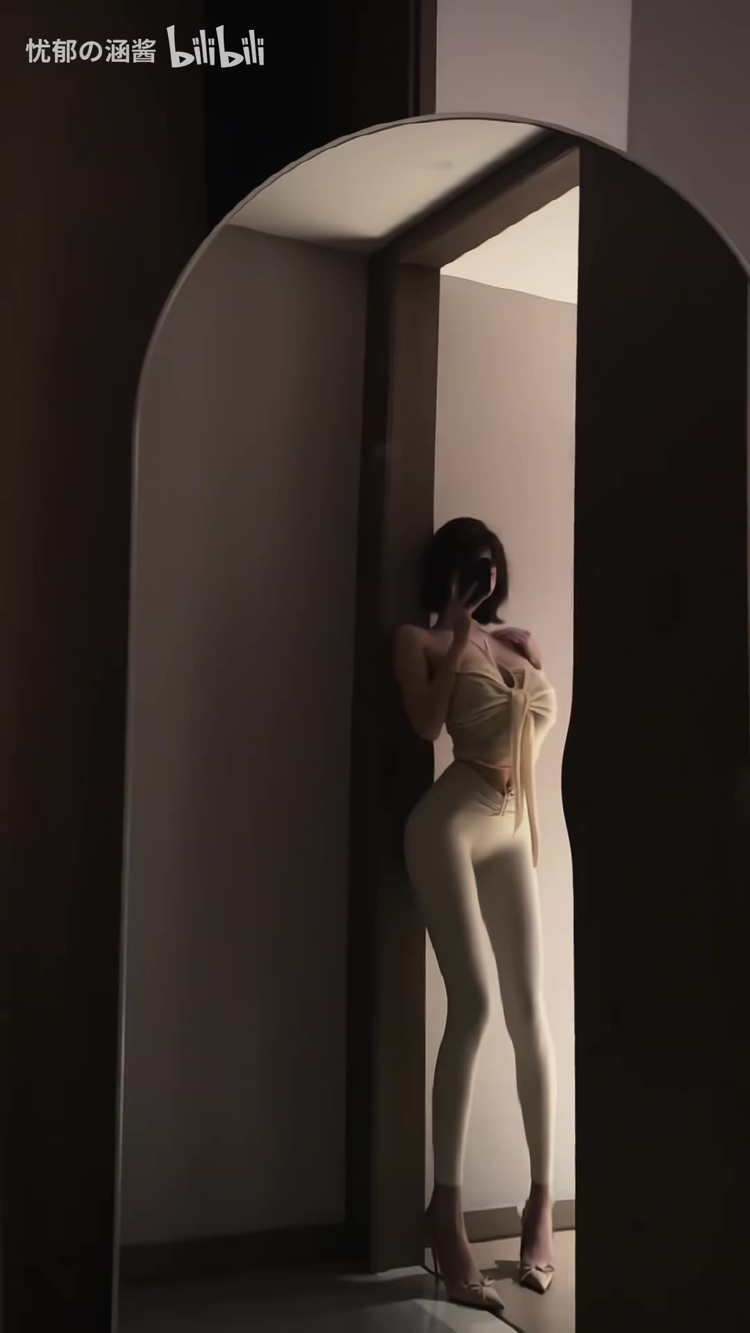 Coquettish Pearl Crop Top Undulating Posing | Daily Beauty EP 1265