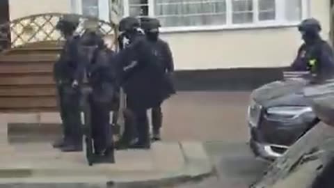 Large ARMED police presence at Edgwarebury lane, near a kosher bakery (North London)