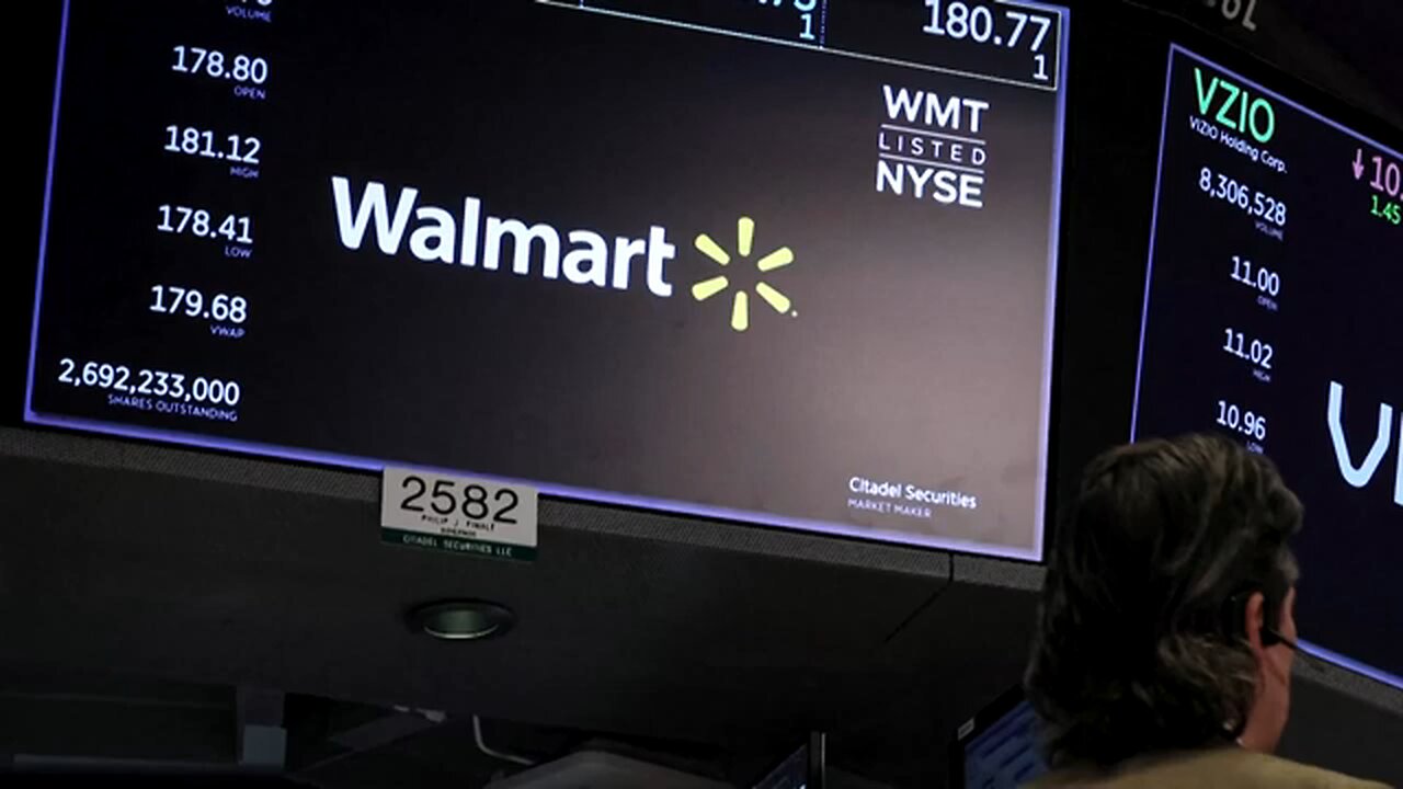 Walmart forecast disappoints, shares fall on consumer fears