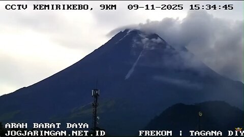 🌋 Small pyroclastic flow from Merapi, Indonesia today..