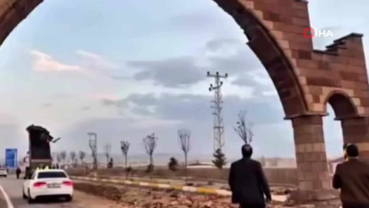 Patnos’ta damperi açık kalan tır kemere çarptı