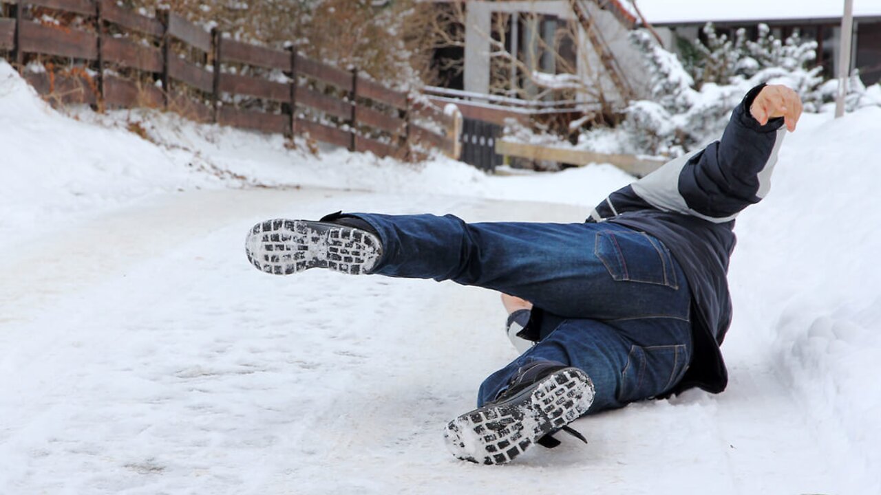 A Simple Chinese Invention That Prevents Slipping and Falling in Winter 😲