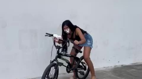 La bicicleta misteriosa😂 _funny _viralvideo _bromas _shortvideo _humor _prank _comedy _shorts(360P)