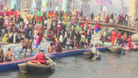 India Vs Pak Champions Trophy _ India-Pak Showdown_ Fans Offer Prayers with A Holy Dip In Sangam