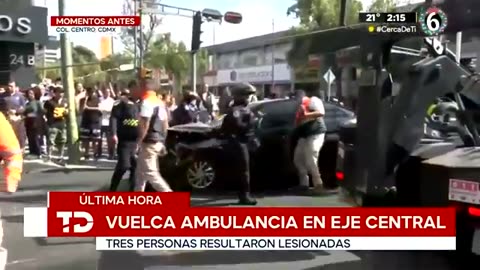 Ambulancia vuelca tras impactarse contra auto en la Cuauhtémoc; reportan tres lesionados