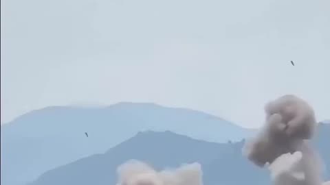 🚨🇹🇭🇰🇭 Thai forces cross into Cambodian territory, dropping bombs on villages