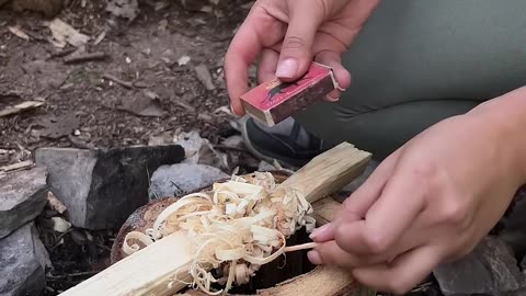 This GIRL is just a genius!🔥#camping #survival #bushcraft #outdoors #fire