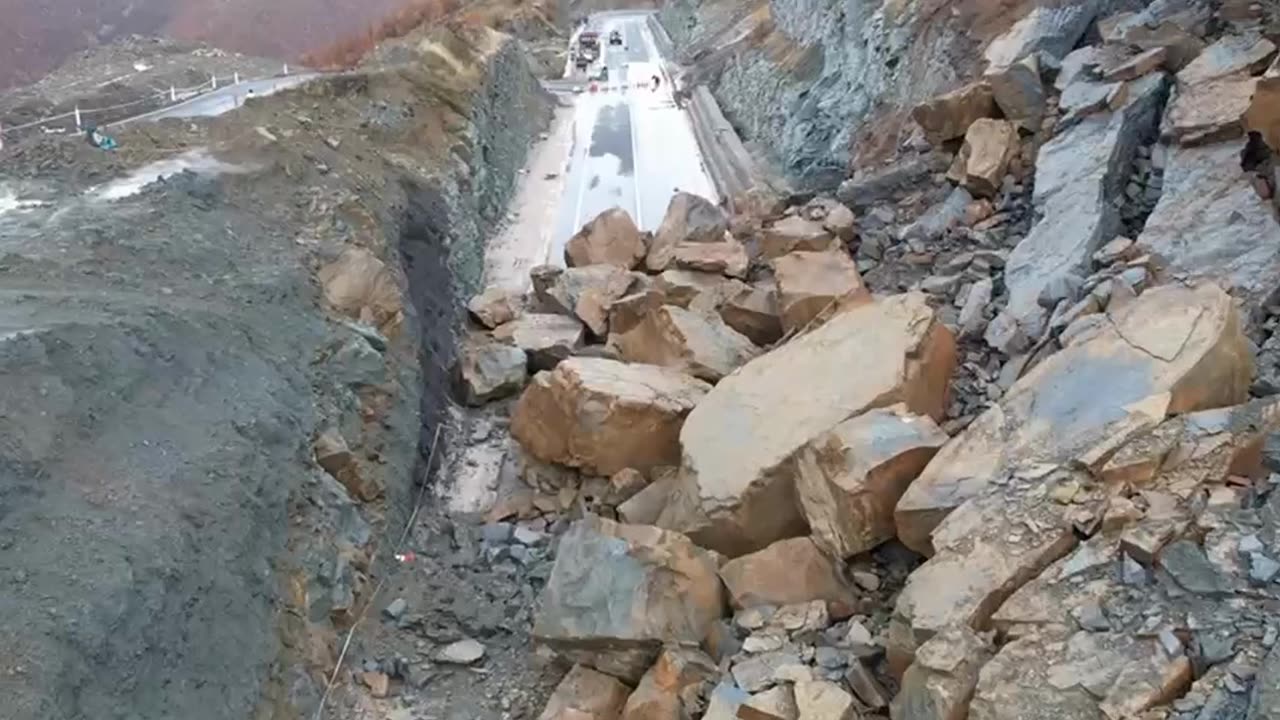 Rruga e shembur Qafe Plloqe -Qukes