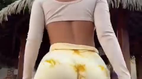 🍑 She Backing That Thang Up 💯🔥