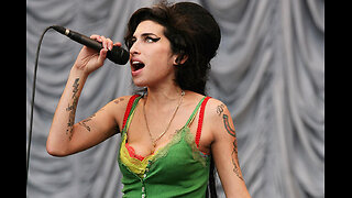 Amy Winehouse at the 2007 Glastonbury Festival