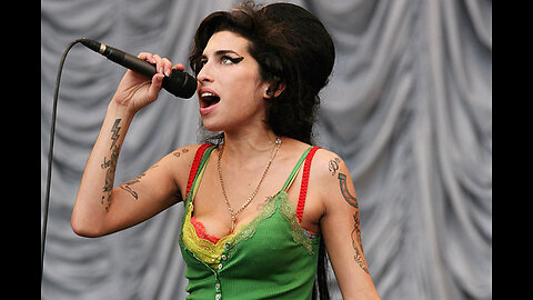 Amy Winehouse at the 2007 Glastonbury Festival