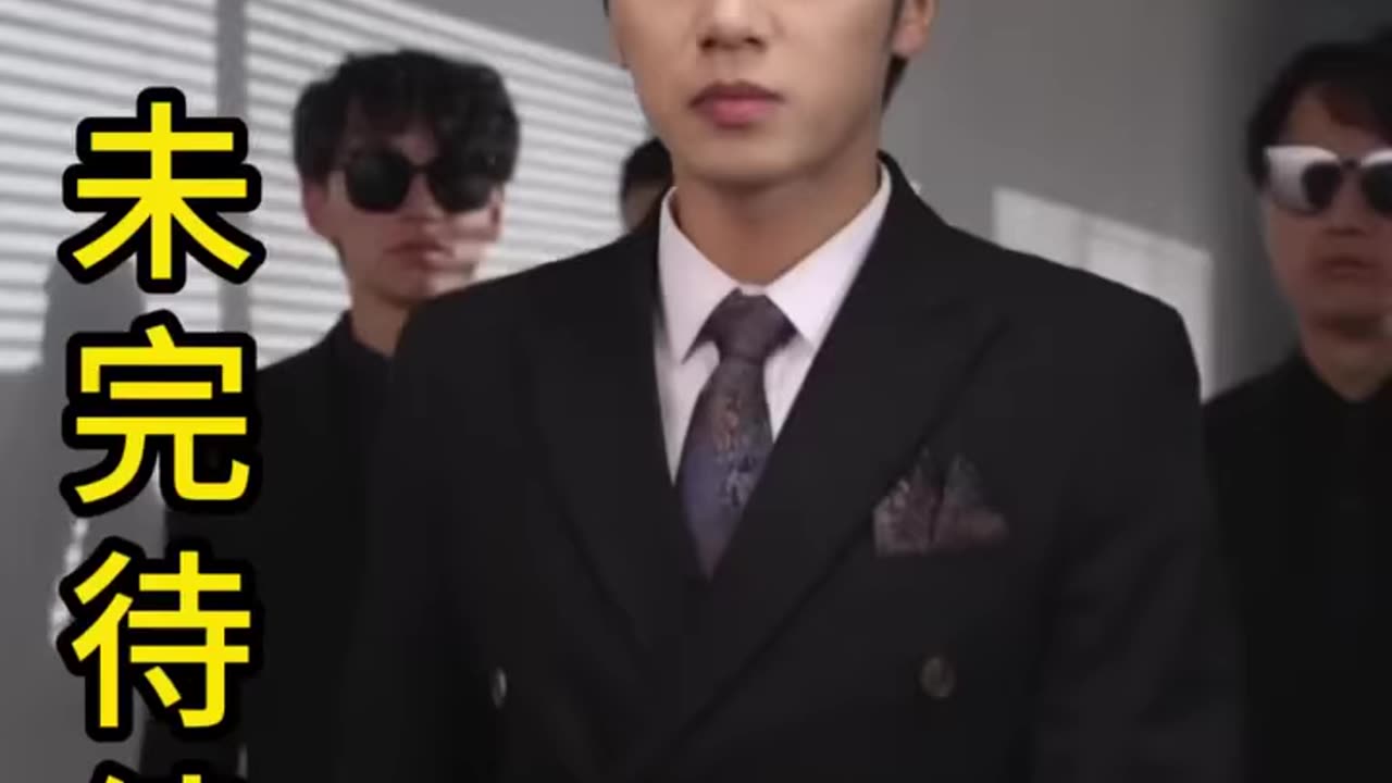 Ông tr=ùm giúp đỡ cậu bé