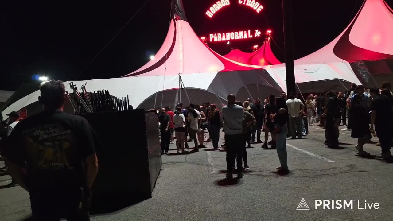 Paranormal Cirque Intermission break talking to peeps