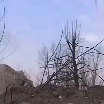 Ukraine war combat footage direct tank round hit Ukrainians in trench 1/9/25